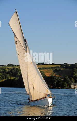 Falmouth tradizionale barca di lavoro sotto la vela nell'estuario del fal Foto Stock