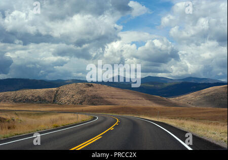 Strada aperta e big sky nel Montana, USA Foto Stock