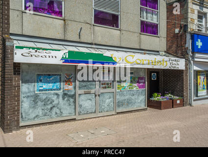 Concetto shot imbarcati per high street negozi di crisi. Scene intorno a Newquay centro città, Cornwall. Metafora high street squeeze, recessione. Foto Stock