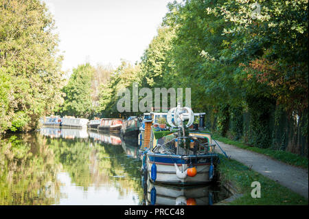 Il Grand Union Canal in Greenford con battelli Foto Stock