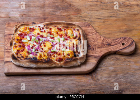 Fatto in casa flammkuchen francese con il vino Foto Stock