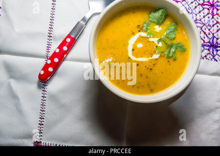 La carota e la zuppa di coriandolo, inverno il cibo e la camera per il testo Foto Stock