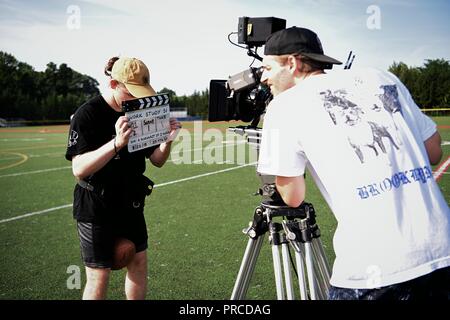 New York, NY; Agosto 2018: una troupe cinematografica che spara una scena su un campo di calcio Foto Stock