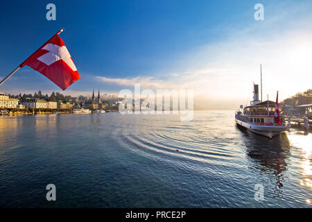 Il lago di Lucerna e town waterfront in mattina nebbia mistica vista, famosa destinazione in Svizzera Foto Stock
