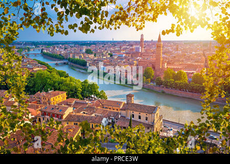 Cry di Verona e il fiume Adige vista aerea attraverso il telaio di foglia, destinazione turistica in Veneto Foto Stock