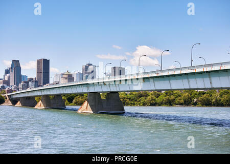 Montreal, Canada - Giugno 2018: Pont de la Concorde ponte sul fiume San Lorenzo a Montreal, Quebec, Canada. Foto Stock