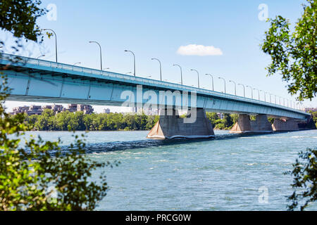 Pont de la Concorde ponte sul fiume San Lorenzo a Montreal, Quebec, Canada Foto Stock