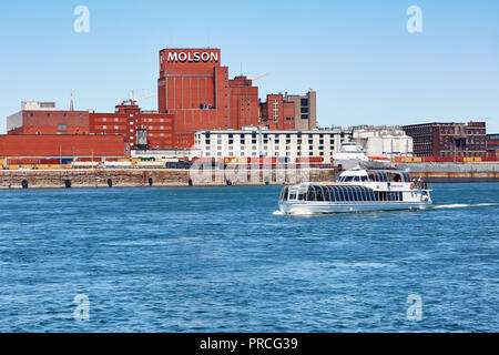 Molson storico edificio della birreria e un tour in barca sul fiume San Lorenzo a Montreal, Quebec, Canada. Foto Stock