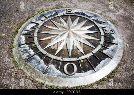 Rosa dei Venti bussola su Sant'Elena isola. Rose des Vents sur l'Île Sainte-Hélène. Uso editoriale. Foto Stock