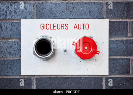 Sprinkler automatico (gicleurs auto) idrante di fuoco sistema su un muro di mattoni a Montreal, Canada. Foto Stock