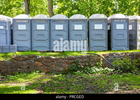 Righe di tessuto di fibra di vetro rinforzata mobile di polimero wc cabine in un parco Foto Stock