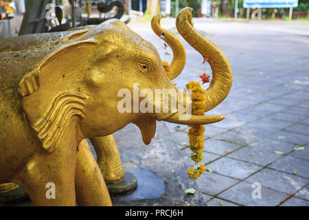 Elephant bambole o statue come offerta di oblazione o per placare o di culto santuario dèi o spiriti di uso domestico. Asian tradizioni e culture, crede in H Foto Stock