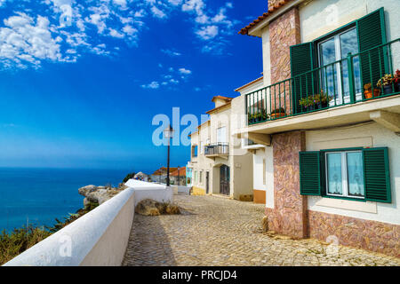 Bella casa in strada della città di Nazare in Portogallo Foto Stock