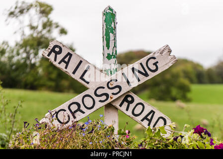 Attraversamento ferroviario segno presso la sezione restaurata del grande ferrovia settentrionale (Irlanda) a Glaslough, nella contea di Monaghan, Irlanda. Foto Stock