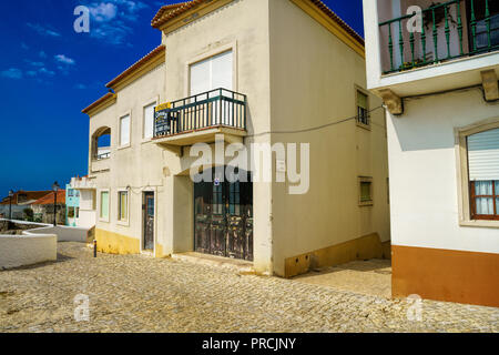 Bella casa in strada della città di Nazare in Portogallo Foto Stock