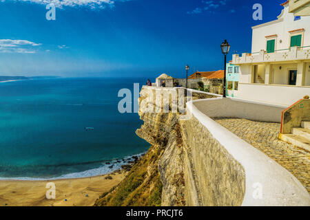 Bella casa in strada della città di Nazare in Portogallo Foto Stock