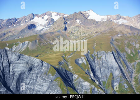 VISTA AEREA. Les Grandes Rousses Massif, la cima più alta è Pic Bayle con un'altitudine di 3465 metri. Vaujany, Auvergne-Rhône-Alpes, Francia. Foto Stock
