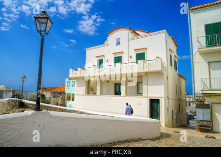 Bella casa in strada della città di Nazare in Portogallo Foto Stock