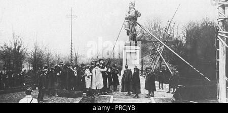 I cittadini di Metz, ora in possesso di gli eserciti alleati di professione, sono circa per tirare verso il basso la statua in legno di un soldato tedesco Foto Stock