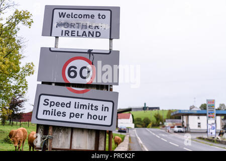 Segno presso l' Irish confine tra Irlanda del Nord e la Repubblica d' Irlanda per informare gli automobilisti che i limiti di velocità sono ora in miglia all'ora. Foto Stock