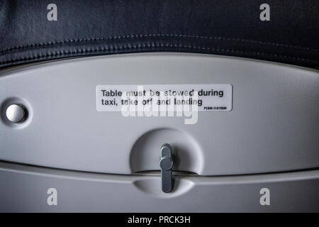Aereo passeggeri utilizzo tabella segno indicante la tabella utilizzare in fase di atterraggio e di decollo. Foto Stock