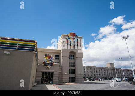 WEST WENDOVER, NEVADA: un segno per il Rainbow Casino di luci al neon Foto Stock