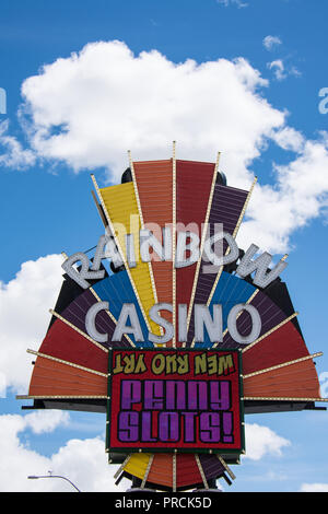 WEST WENDOVER, NEVADA: un segno per il Rainbow Casino di luci al neon Foto Stock