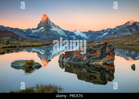 Il Cervino, Alpi Svizzere. Immagine di panorama delle Alpi svizzere con Stellisee e Cervino in background durante il sunrise. Foto Stock
