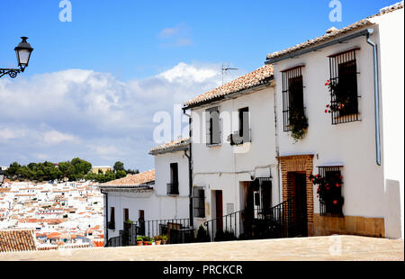 Città di Antequera , il classico facciate bianche Foto Stock