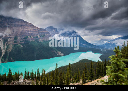 Cielo nuvoloso sopra il Lago Peyto, Alberta, Canada, un iconico paesaggio delle Montagne Rocciose Foto Stock