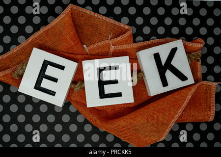 Eek Halloween frase lettere sulla tela arancione con divertimento nero polka dot sfondo. Utile per progetti di Halloween e le intestazioni Foto Stock