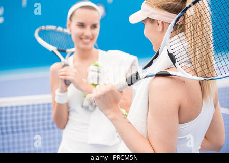 I giocatori di tennis in chat in tribunale Foto Stock