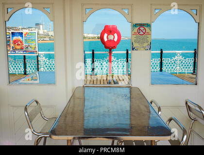 Posti a sedere al riparo Palace Pier ,Brighton sussex Gran Bretagna, liesure pier boardwalk Foto Stock