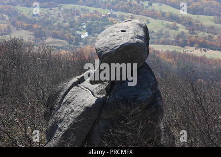 Vista da Sharp Top sulla Virginia's Blue Ridge Parkway, Stati Uniti. Formazione rocciosa. Foto Stock