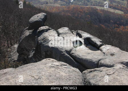 Vista da Sharp Top sulla Virginia's Blue Ridge Parkway, Stati Uniti. Formazione rocciosa. Foto Stock