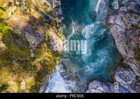 Vista aerea di un fiume e cascata a Little Qualicum Falls, C Foto Stock