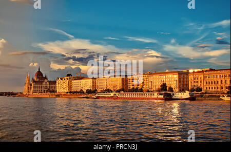 Vista del Parlamento e il terrapieno di peste al tramonto dal fiume Danubio. Foto Stock