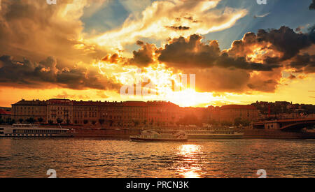 Vista del bellissimo tramonto dorato oltre il Fiume Danubio e la Collina di Buda dal lato di Pest. Foto Stock