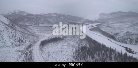 Dempster Highway, Yukon & NWT, Nord Ovest Territori, Canada, Antenna Panorama, Brian Martin RMSF Foto Stock