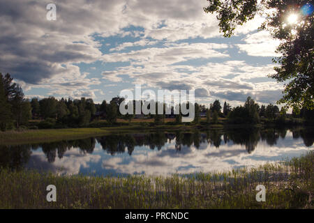 Vista su un lago durante il periodo estivo in Gargnäs in Svezia. Foto Stock