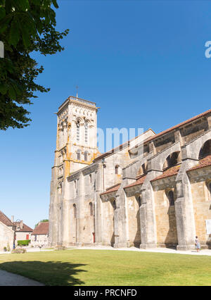 Facciata sud e la torre campanaria della Basilica Sainte-Marie-Madeleine (Vézelay abbazia), Yonne, Borgogna, in Francia, in Europa Foto Stock