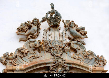 Lo stile barocco sculture e ornamenti sulla facciata anteriore di un vecchio e la storica chiesa della città di Sabara nel Minas Geraisil Foto Stock