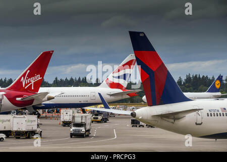 SEATTLE TACOMA AIRPORT, WA, Stati Uniti d'America - Giugno 2018: alette di coda di aeromobili operati da British Airways, Virgin Atlantic e Delta Airlines presso Seattle Tacoma un Foto Stock