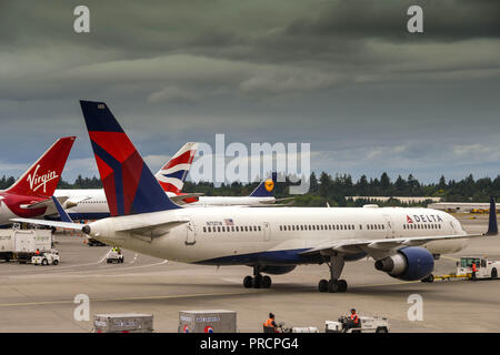 SEATTLE TACOMA AIRPORT, WA, Stati Uniti d'America - Giugno 2018: Delta Airlines jet a Seattle Tacoma Airport con l'ail alette di aeromobili operati da British Airways, V Foto Stock