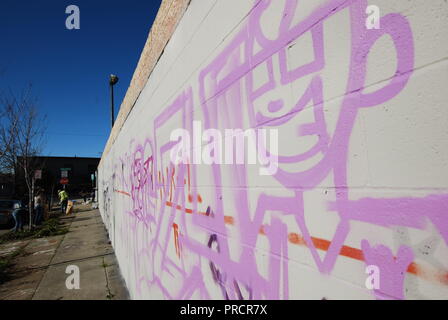 Un murale in corso sulla 30th Street vicino a San Pablo Avenue a West Oakland. Foto Stock