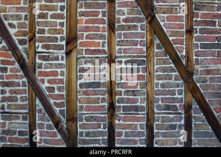 Primo piano di vecchio muro di eredità fatto di mattoni e legno nel Regno Unito. Foto Stock