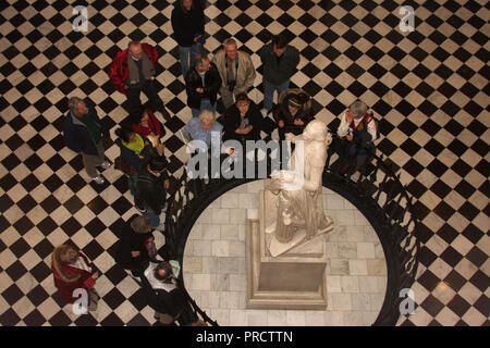 Gruppo di persone e guida intorno alla statua originale di George Washington di Jean-Antoine Houdon esposto nel Campidoglio della Virginia a Richmond, Stati Uniti. Foto Stock