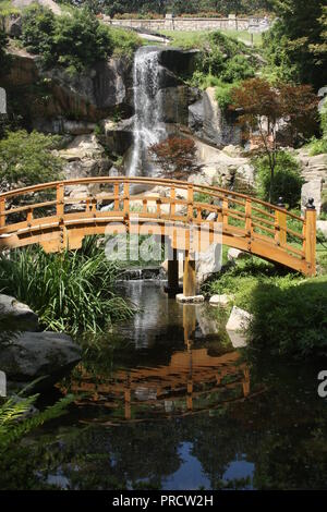 Ponte e cascata nel Giardino Giapponese a Maymont (Richmond, VA, USA) Foto Stock