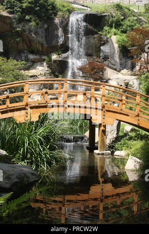 Il ponte e la cascata nel giardino giapponese a Maymont (Richmond, VA) Foto Stock