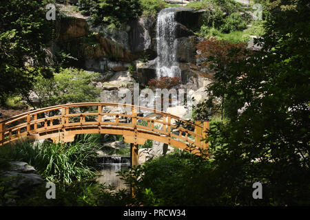 Ponte e cascata nel Giardino Giapponese a Maymont (Richmond, VA, USA) Foto Stock